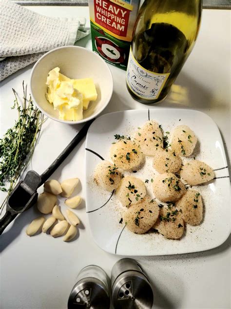 [Homemade] Scallops over lima beans & peas, with shallot cream sauce