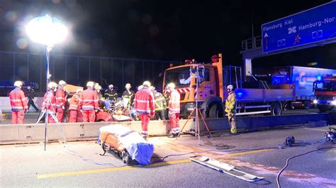 Hamburg 25 Jähriger Rast Auf Der A7 In Die Elbtunnel Baustelle