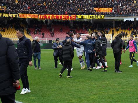 Il Lecce Esonera D Aversa Dopo La Testata A Henry Calcio Ansa It