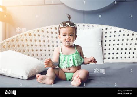 Petite Fille En Bikini Sur La Plage Banque De Photographies Et Dimages Haute R Solution