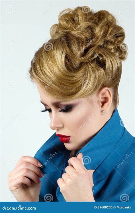 Portrait De Jeune Belle Femme Blonde Photo stock Image du féminité élégance 39608206