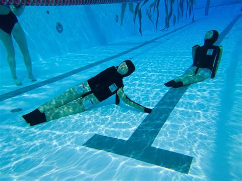 Mannequin piscine pour l'entraînement au sauvetage en piscine