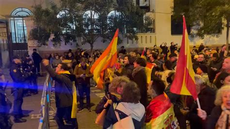 Miles De Personas Protestan Contra La Amnist A En La Sede Del Psoe En