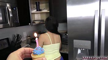 Marido filma a la pequeña esposa xxx desvirginizada para mi cumpleaños XVIDEOS