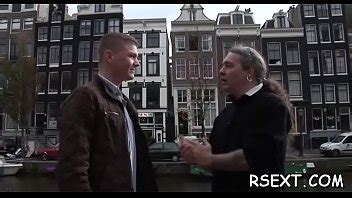 Hermosa prostituta pone condón en la varilla y hace una mamada caliente XVIDEOS