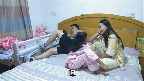 女儿在妈妈肚子上玩耍，爸爸看见忙阻止，女儿 妈妈肚子有弟弟了 Youtube