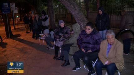 Idosos Passam A Madrugada Na Fila De Posto De Sa De Em Porto Alegre