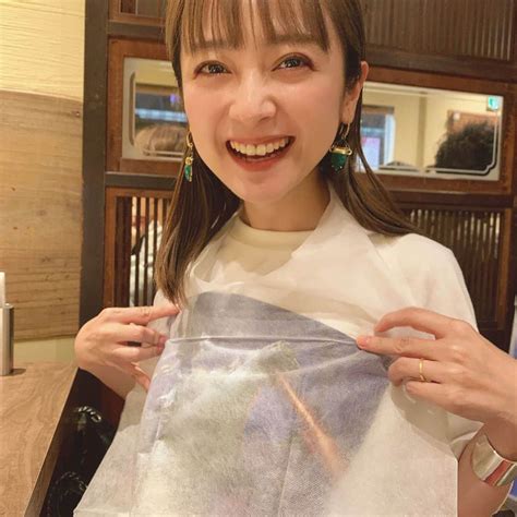 安達祐実さんのインスタグラム写真 安達祐実instagram 「💙💙💙 紙エプロンの向こう 透けて見えるは 火を噴くゴジラ