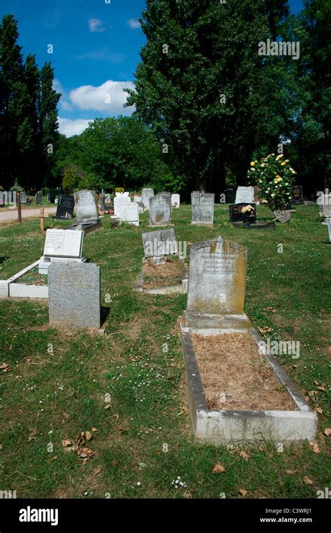 Nunhead Cemetery Hi Res Stock Photography And Images Alamy