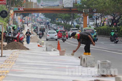 Foto Wajah Baru Trotoar Margonda Depok Yang Ramah Pejalan Kaki