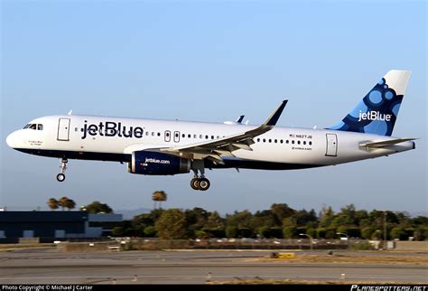 N827JB JetBlue Airways Airbus A320 232 WL Photo By Michael J Carter