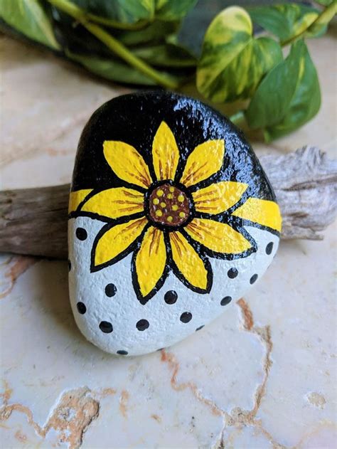 20 Awesome Garden Design Ideas With Rocks Trenduhome Rock Painting Designs Painted Rocks