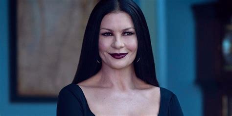 Wandinha Morticia terá diferentes figurinos na 2ª temporada