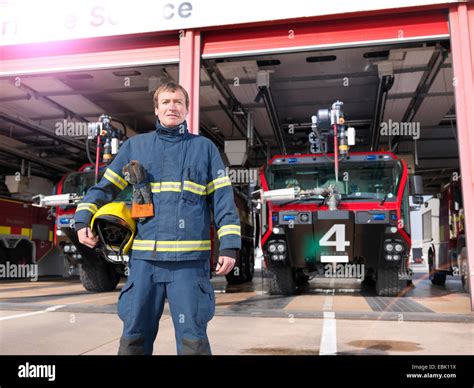 Portrait De Sapeur Pompier En Face De Pompiers Dans La Caserne De