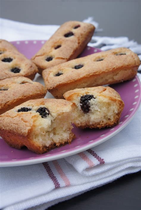 Financier à la noix de coco et aux mûres