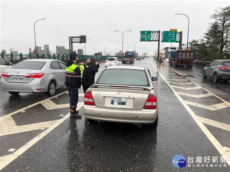 汽車拋錨困路中 警推車解圍 蕃新聞