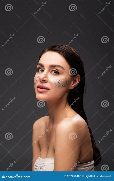 Junge Brunette Frau Mit Nackten Schultern Stockfoto Bild Von Kaukasisch Gesicht