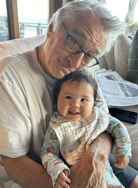 Aos 80 Anos Robert De Niro Surge A Filha De 10 Meses De Vida