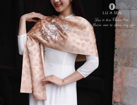 Khăn lụa thêu hoa mẫu đơn màu nude Quà tặng tinh tế thanh lịch