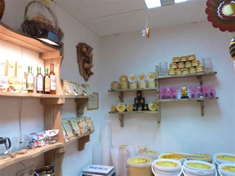 Тут и масло, тут и мёд, тут и чай все любим - вот