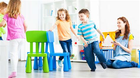 Brincadeiras Para Brincar Sentado - 10 Brincadeiras para educação infantil - Educador