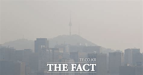 도심 뒤덮은 미세먼지··· 대기질 상태는 빨간불 Tf사진관 포토 기사 더팩트