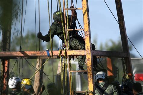 Militar Entra Por Alguns Minutos Em Mina Trabalhadores Presos No