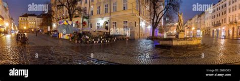 Panorama of the medieval town hall square of the Old Town at night ...