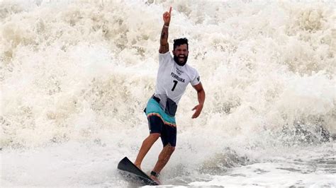 O surfista Ítalo Ferreira conquista 1º ouro para o Brasil nas