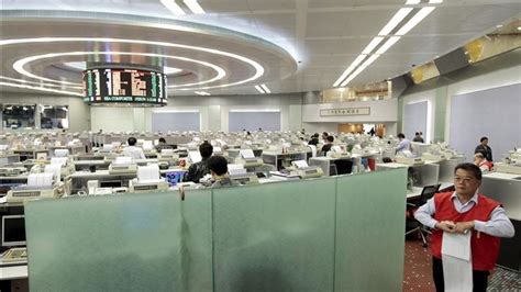 El índice Hang Seng sube 96 83 puntos 0 41 por ciento hasta 23 857 17