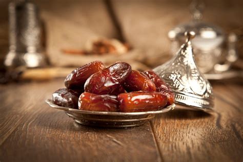 Конфеты из фиников, кокосовой стружки и овсяных хлопьев