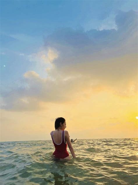 Thuỷ Tiên hiếm hoi diện bikini chỉ chụp từ phía sau bao người trầm trồ vòng phúc hậu