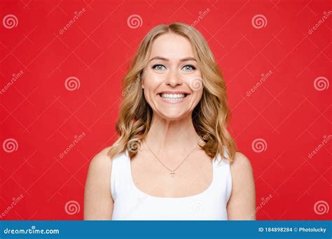 Portret Van Een Jonge Mooie Caucasiaanse Vrouw Met Een Middelmatig Blonde Haar En Naakte Make Up