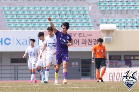 B11 현장 안양 충남아산 3 0 완파하며 ‘1위 점프 김동진 2골·조나탄 1골