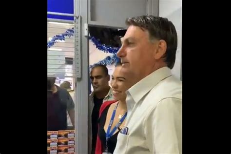 V Deo Bolsonaro Vai A Lot Rica Comitiva E Atendente Reclama