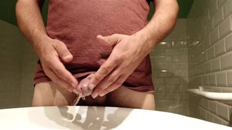 公衆トイレでおしっこで遊ぶ Pornhub Gay