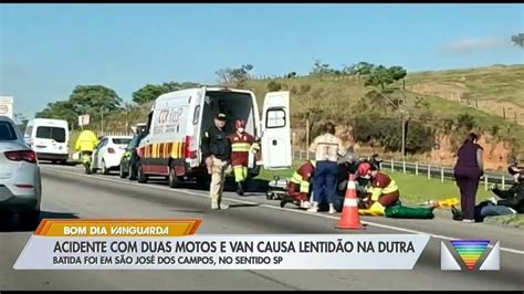 Acidente entre dois carros e uma moto deixa feridos na Dutra em São