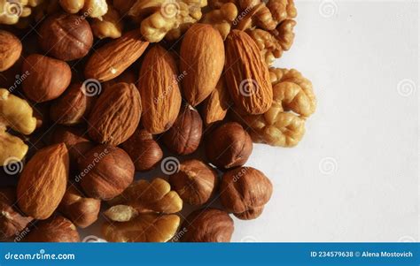 Nueces En Un Fondo Blanco Nueces Almendras Y Avellanas Vitaminas