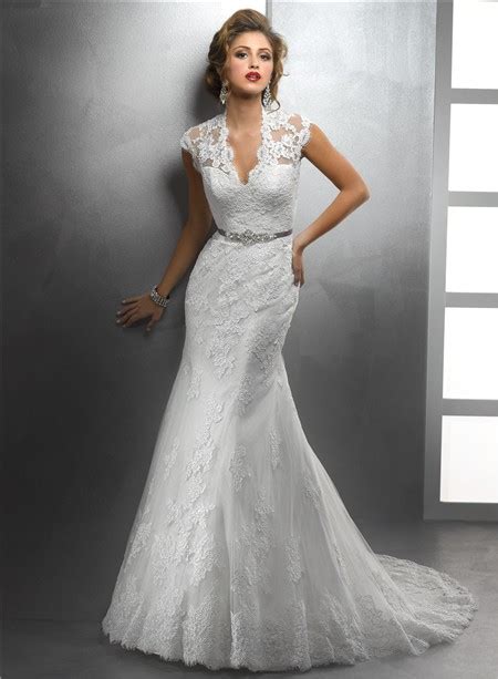 Elegant Mermaid Scalloped V Neck Vintage Lace Modest Wedding Dress With Crystal Sash Buttons