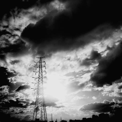 Vue En Bas Angle De La Silhouette Du Pyl Ne Lectrique Contre Le Ciel