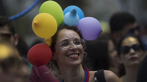La multitudinaria Marcha del Orgullo Gay en Río de Janeiro desafió al nuevo alcalde que se negó
