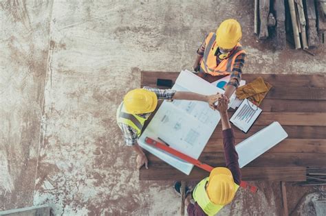 Vista Superior De Construtores E Arquitetos De Sorriso Nos Capacete De