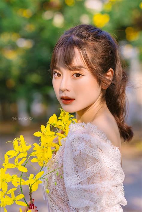 Hot girl Tài chính khoe sắc đẹp ngọt ngào cùng hoa hoàng yến