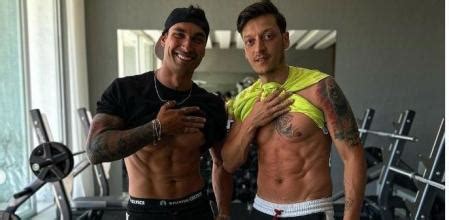 Shock Özil tatuaje con simbología ultraderechista