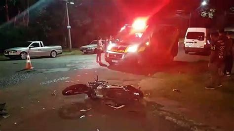 Motociclista tem suspeita de fratura no tornozelo após colisão de