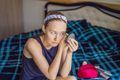 Premium Photo Smiling Happy Brunette Woman Doing Makeup In Bed At The Morning