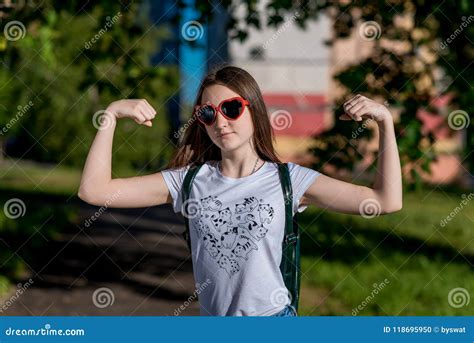 Um Adolescente Mostra Lhe Na Brincadeira O B Ceps Em Suas M Os Um Dia