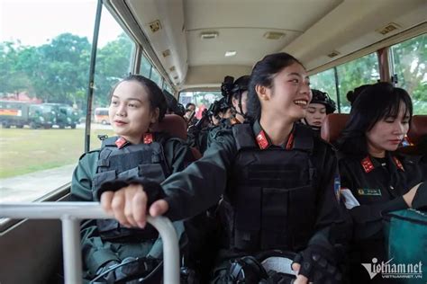 Nhan sắc hot girl diễu binh Điện Biên Phủ sau khi rời quân phục Tin Tức Cập Nhật Mỗi Ngày