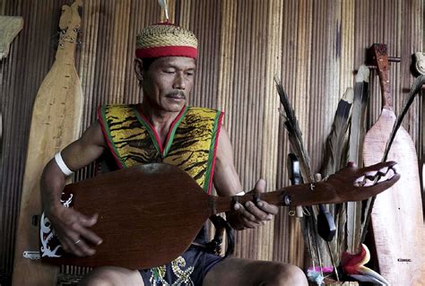 Sape Alat Musik Tradisional Suku Dayak Kalimantan NBKomputer