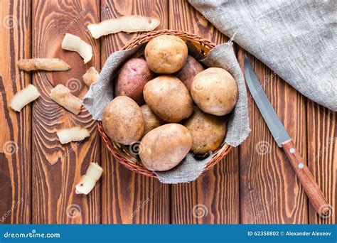 Pommes De Terre Crues Dans Un Panier Sur Une Serviette Photo Stock